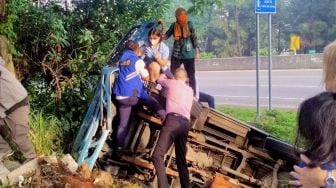 Dramatis, Detik-Detik Penyelamatan Penumpang Taksi Kecelakaan Tunggal di Tol BSD