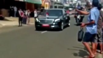 Mau Ambil Kaos yang Dibagikan, Seorang Warga Nyaris Tertabrak Mobil Rombongan Jokowi