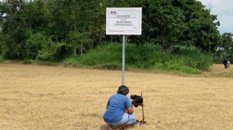 KPK Pasang Plang Sitaan Delapan Bidang Tanah Kasus Pencucian Uang Bupati Probolinggo Puput Tantriana Sari