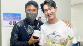 Tunjukkan Dukungan Bagi Onew SHINee, Lee Soo Man Datang dengan Buket Bunga