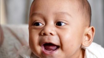 Baby L Tersenyum Imut Pakai Baju Bola, Warganet Syok Harganya Murah