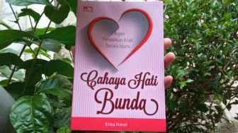 Ulasan Buku Cahaya Hati Bunda: Mempersiapkan Pendidikan Terbaik untuk Anak