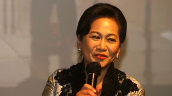 Pemain dalam film Atas Nama Surga, Ayu Dyah Pasha memberikan keterangan saat gala premiere film terbarunya di Plaza Indonesia XXI, Jakarta, Kamis (9/6/2022). [Suara.com/Angga Budhiyanto]