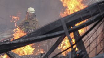 Petugas pemadam kebakaran berusaha memadamkan api yang membakar pabrik tiner di Curug, Kabupaten Tangerang, Banten, Kamis (9/6/2022).  ANTARA FOTO/Fauzan
