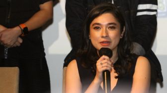 Pemain dalam film Atas Nama Surga, Amanda Rigby memberikan keterangan saat gala premiere film terbarunya di Plaza Indonesia XXI, Jakarta, Kamis (9/6/2022). [Suara.com/Angga Budhiyanto]