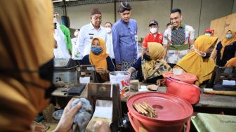 Sambangi Pabrik Rokok di Kudus, Ganjar Pastikan Bantuan Mesin Etiket Tepat Sasaran