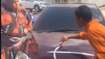 Video Viral Mirip Film Warkop: Orang Tanya Jalan, Dijelaskan Pakai Cat di Kap Mobilnya