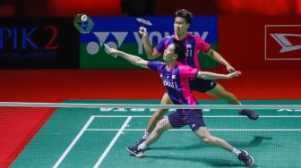 Pebulu tangkis ganda putra Indonesia Marcus Gideon dan Kevin Sanjaya melakukan serangan kepada pebulu tangkis ganda putra Malaysia Goh Sze Fei dan Nur Izzuddin  pada babak perempat final Daihatsu Indonesia Master 2022 di Istora Senayan,  Jakarta Pusat, Jumat (10/6/2022). [Suara.com/Alfian Winanto]