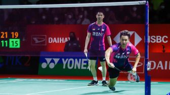 Pebulu tangkis ganda putra Indonesia Marcus Gideon dan Kevin Sanjaya melakukan serangan kepada pebulu tangkis ganda putra Malaysia Goh Sze Fei dan Nur Izzuddin  pada babak perempat final Daihatsu Indonesia Master 2022 di Istora Senayan,  Jakarta Pusat, Jumat (10/6/2022). [Suara.com/Alfian Winanto]