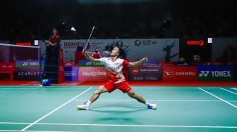 Pebulu tangkis tunggal putra Indonesia Anthony Ginting melakukan serangan kepada pebulu tangkis tunggal putra Malaysia Lee Zii Jia pada babak perempat final Daihatsu Indonesia Master 2022 di Istora Senayan,  Jakarta Pusat, Jumat (10/6/2022). [Suara.com/Alfian Winanto]