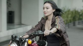 Seksi Abis! Intip 5 Potret Wika Salim Motoran Pakai Baju Terbuka