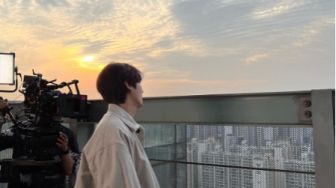 Lee Min Ho Unggah Foto Berlatar Langit Cerah Kameramen, Syuting Pachinko 2?
