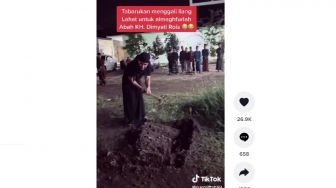 KH Dimyati Rois Wafat, Gus Miftah Turun Langsung Menggali Liang Lahat