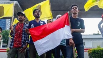 Sejumlah massa menggelar aksi unjuk rasa di depan Kedutaan Besar India, Kuningan, Jakarta Selatan, Jumat (10/6/2022). [Suara.com/Alfian Winanto]