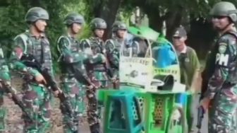 Viral Penjual Es Dawet Nyelonong di Tengah Barisan Apel Pasukan TNI, Reaksi Anggota Justru Mengejutkan