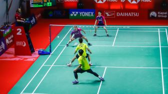 Pebulu tangkis ganda putra Indonesia Marcus Gideon dan Kevin Sanjaya melakukan serangan kepada pebulu tangkis ganda putra Malaysia Goh Sze Fei dan Nur Izzuddin  pada babak perempat final Daihatsu Indonesia Master 2022 di Istora Senayan,  Jakarta Pusat, Jumat (10/6/2022). [Suara.com/Alfian Winanto]