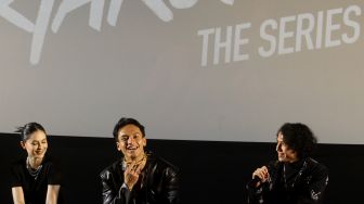 Pemeran Pertaruhan The Series, Jefri Nichol, Clara Bernadeth, dan Giulio Parengkuan ditemui saat gala premiere series terbarunya di Djakarta Theater XXI, Jakarta, Jumat (10/6/2022). [Suara.com/Angga Budhiyanto]