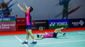 Ekspresi pebulu tangkis ganda putra Indonesia Marcus Gideon dan Kevin Sanjaya usai mengalahkan pebulu tangkis ganda putra Malaysia Goh Sze Fei dan Nur Izzuddin  pada babak perempat final Daihatsu Indonesia Master 2022 di Istora Senayan,  Jakarta Pusat, Jumat (10/6/2022). [Suara.com/Alfian Winanto]