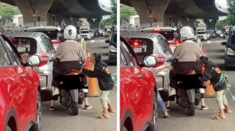 Bikin Ngeri! Dua Bocah Cium-cium Pemotor Perempuan di Tengah Jalan, Sampai Sentuh Bagian Sensitif