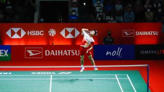 Pebulu tangkis tunggal putra Indonesia Anthony Ginting melakukan serangan kepada pebulu tangkis tunggal putra Malaysia Lee Zii Jia pada babak perempat final Daihatsu Indonesia Master 2022 di Istora Senayan,  Jakarta Pusat, Jumat (10/6/2022). [Suara.com/Alfian Winanto]