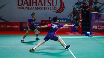 Pebulu tangkis ganda putra Indonesia Marcus Gideon dan Kevin Sanjaya melakukan serangan kepada pebulu tangkis ganda putra Malaysia Goh Sze Fei dan Nur Izzuddin  pada babak perempat final Daihatsu Indonesia Master 2022 di Istora Senayan,  Jakarta Pusat, Jumat (10/6/2022). [Suara.com/Alfian Winanto]