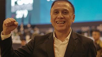 Blusukan Iwan Bule ke Wilayah Jabar, Bagi-bagi Jersey Timnas Indonesia di Cianjur