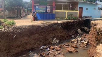 Akses Jalan ke Tempat Sekolah Terputus karena Proyek Kereta Cepat Jakarta-Bandung, Puluhan Anak TK Protes