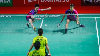 Pebulu tangkis ganda putra Indonesia Marcus Gideon dan Kevin Sanjaya melakukan serangan kepada pebulu tangkis ganda putra Malaysia Goh Sze Fei dan Nur Izzuddin  pada babak perempat final Daihatsu Indonesia Master 2022 di Istora Senayan,  Jakarta Pusat, Jumat (10/6/2022). [Suara.com/Alfian Winanto]