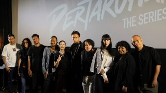 Para pemeran, sutradara, dan produser Pertaruhan The Series berfoto bersama saat gala premiere series terbarunya di Djakarta Theater XXI, Jakarta, Jumat (10/6/2022). [Suara.com/Angga Budhiyanto]