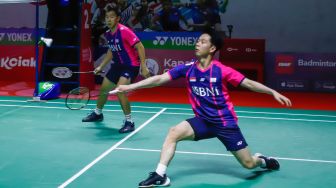 Pebulu tangkis ganda putra Indonesia Marcus Gideon dan Kevin Sanjaya melakukan serangan kepada pebulu tangkis ganda putra Malaysia Goh Sze Fei dan Nur Izzuddin  pada babak perempat final Daihatsu Indonesia Master 2022 di Istora Senayan,  Jakarta Pusat, Jumat (10/6/2022). [Suara.com/Alfian Winanto]