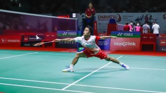 Pebulu tangkis tunggal putra Indonesia Anthony Ginting melakukan serangan kepada pebulu tangkis tunggal putra Malaysia Lee Zii Jia pada babak perempat final Daihatsu Indonesia Master 2022 di Istora Senayan,  Jakarta Pusat, Jumat (10/6/2022). [Suara.com/Alfian Winanto]