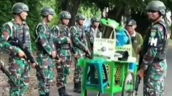 Santuy Abis! Penjual Es Dawet Ini Lewat di Depan TNI yang Tengah Baris