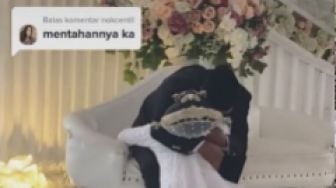 Sedang Sungkem, Pengantin Perempuan Jatuh di Pelaminan