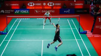 Pebulu tangkis tunggal putra Indonesia Anthony Ginting melakukan serangan kepada pebulu tangkis tunggal putra Malaysia Lee Zii Jia pada babak perempat final Daihatsu Indonesia Master 2022 di Istora Senayan,  Jakarta Pusat, Jumat (10/6/2022). [Suara.com/Alfian Winanto]