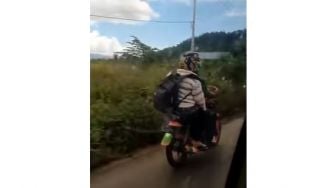 Sepeda Motor yang Dikendarai Pria Ini Bikin Salfok: Stangnya Mirip Punya Mobil