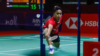 Pebulu tangkis tunggal putra Indonesia Anthony Ginting melakukan serangan kepada pebulu tangkis tunggal putra Denmark Viktor Axelsen pada babak semi final Daihatsu Indonesia Master 2022 di Istora Senayan,  Jakarta Pusat, Sabtu (11/6/2022). [Suara.com/Alfian Winanto]