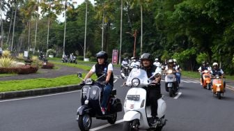 Pecinta vespa mengendarai sepeda motornya saat Vespa World Days (VWD) 2022 di Nusa Dua, Bali, Jumat (10/6/2022). [ANTARA FOTO/Fikri Yusuf/nym]