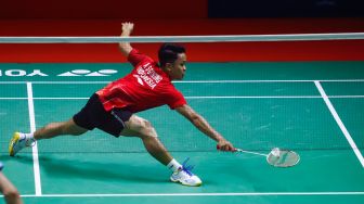 Pebulu tangkis tunggal putra Indonesia Anthony Ginting melakukan serangan kepada pebulu tangkis tunggal putra Denmark Viktor Axelsen pada babak semi final Daihatsu Indonesia Master 2022 di Istora Senayan,  Jakarta Pusat, Sabtu (11/6/2022). [Suara.com/Alfian Winanto]