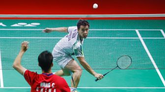 Pebulu tangkis ganda putra Indonesia Marcus Gideon dan Kevin Sanjaya melakukan serangan kepada pebulu tangkis ganda putra Cina Liang Wei Keng dan Wang Chang pada babak semi final Daihatsu Indonesia Master 2022 di Istora Senayan,  Jakarta Pusat, Sabtu (11/6/2022). [Suara.com/Alfian Winanto]