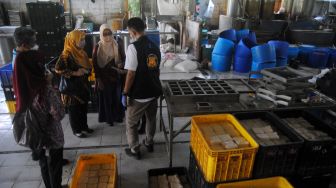 Petugas Badan Pengawas Obat dan Makanan (BPOM) bersama Dinas Kesehatan Kabupaten Bogor berbincang saat pengungkapan kasus pabrik tahu berformalin di pabrik tahu SBJ, Kampung Waru Kaum, Desa Waru Jaya, Kecamatan Parung, Kabupaten Bogor, Jawa Barat, Jumat (10/6/2022). [ANTARA FOTO/Arif Firmansyah/nym]