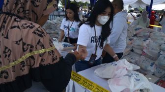 Petugas mendistribusikan paket sembako saat penyaluran paket sembako BUMN di Lapangan Paseban, Bantul, D.I Yogyakarta, Sabtu (11/6/2022). [ANTARA FOTO/Andreas Fitri Atmoko/foc]
