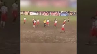 Detik-detik Anggota DPRD Tangsel Pukul Wasit saat Tanding Sepakbola