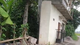 Viral Rumah Aneh di Lampung: Dari Depan Tampak Lebar, Tapi dari Samping Setipis Papan