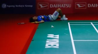 Pebulu tangkis ganda putri Indonesia Siti Fadia Ramadhanti terjatuh saat mencoba mengembalikan serangan pebulu tangkis ganda putri Malaysia Pearly Tan dan Thinaah Muralitharan pada semi final Daihatsu Indonesia Master 2022 di Istora Senayan,  Jakarta Pusat, Sabtu (11/6/2022). [Suara.com/Alfian Winanto]