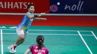 Pebulu tangkis ganda putri Indonesia Apriyani Rahayu dan Siti Fadia Ramadhanti melakukan serangan kepada pebulu tangkis ganda putri Malaysia Pearly Tan dan Thinaah Muralitharan pada semi final Daihatsu Indonesia Master 2022 di Istora Senayan,  Jakarta Pusat, Sabtu (11/6/2022). [Suara.com/Alfian Winanto]