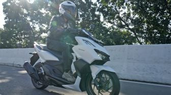 Sandal Jepit vs Sepatu: Pilih Mana Saat Naik Motor?