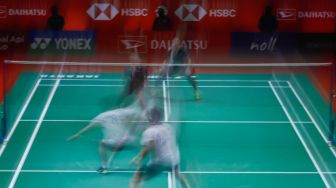 Pebulu tangkis ganda putra Indonesia Fajar Alfian dan Muhammad Rian Ardianto melakukan serangan kepada pebulu tangkis ganda putra Cina He Ji Ting dan Zhou Hao Dong pada babak semi final Daihatsu Indonesia Master 2022 di Istora Senayan, Jakarta Pusat, Sabtu (11/6/2022). [Suara.com/Alfian Winanto]