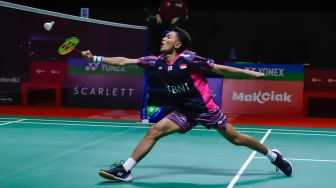 Pebulu tangkis ganda putra Indonesia Fajar Alfian dan Muhammad Rian Ardianto melakukan serangan kepada pebulu tangkis ganda putra Cina He Ji Ting dan Zhou Hao Dong pada babak semi final Daihatsu Indonesia Master 2022 di Istora Senayan, Jakarta Pusat, Sabtu (11/6/2022). [Suara.com/Alfian Winanto]