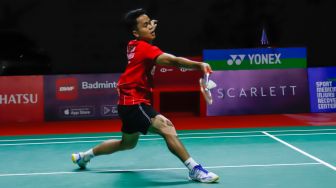 Pebulu tangkis tunggal putra Indonesia Anthony Ginting melakukan serangan kepada pebulu tangkis tunggal putra Denmark Viktor Axelsen pada babak semi final Daihatsu Indonesia Master 2022 di Istora Senayan,  Jakarta Pusat, Sabtu (11/6/2022). [Suara.com/Alfian Winanto]