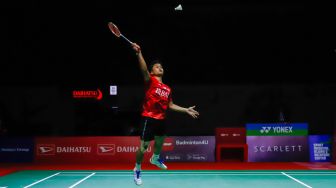 Pebulu tangkis tunggal putra Indonesia Anthony Ginting melakukan serangan kepada pebulu tangkis tunggal putra Denmark Viktor Axelsen pada babak semi final Daihatsu Indonesia Master 2022 di Istora Senayan,  Jakarta Pusat, Sabtu (11/6/2022). [Suara.com/Alfian Winanto]